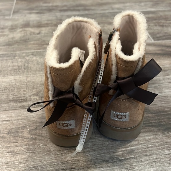 🩷Beautiful Girls Uggs - Picture 3 of 6